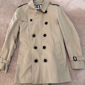 Short Burberry Kensington trench coat in honey size 50